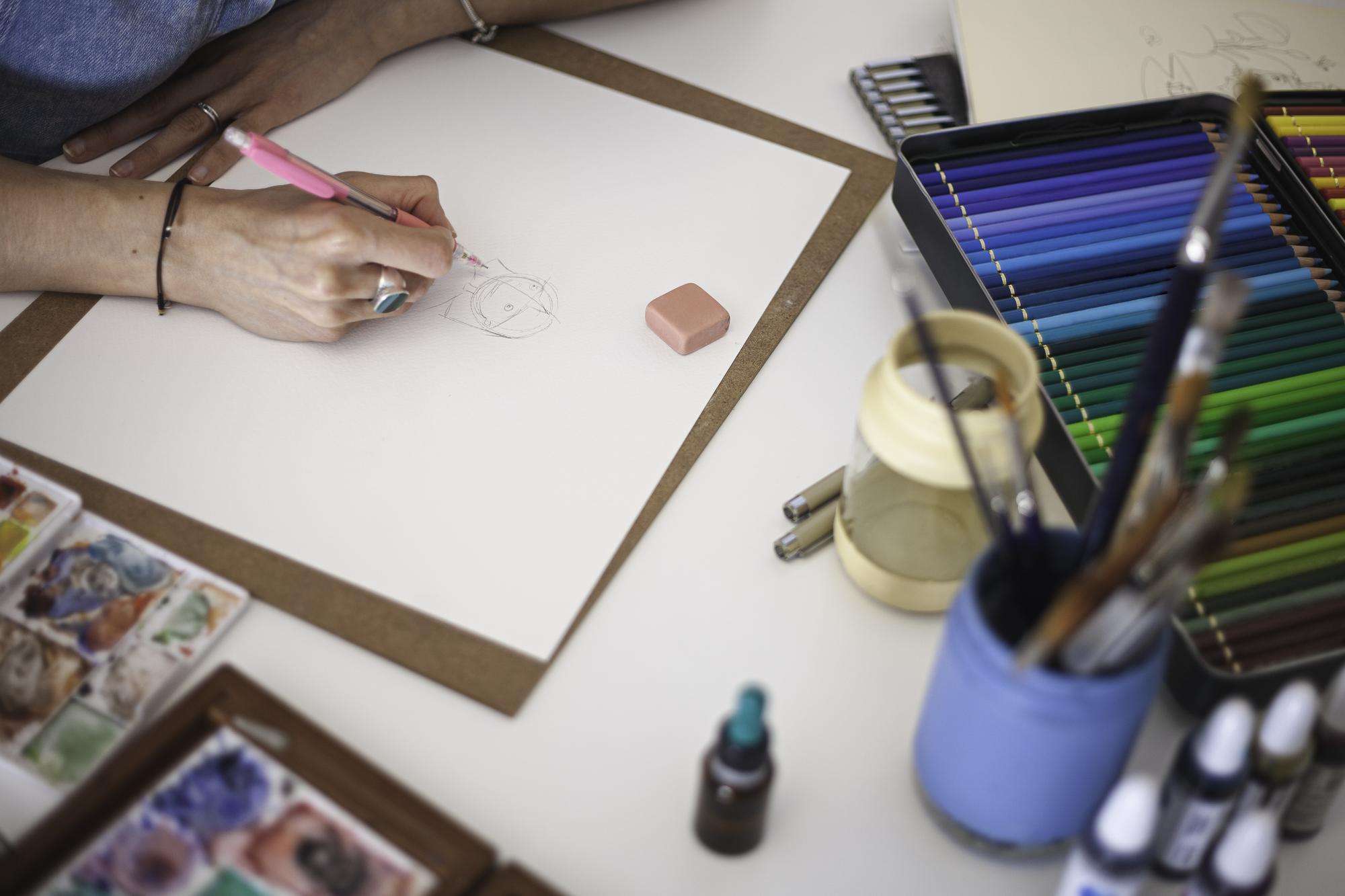 Arbeitsplatz mit Stoffmustern und Tablet
