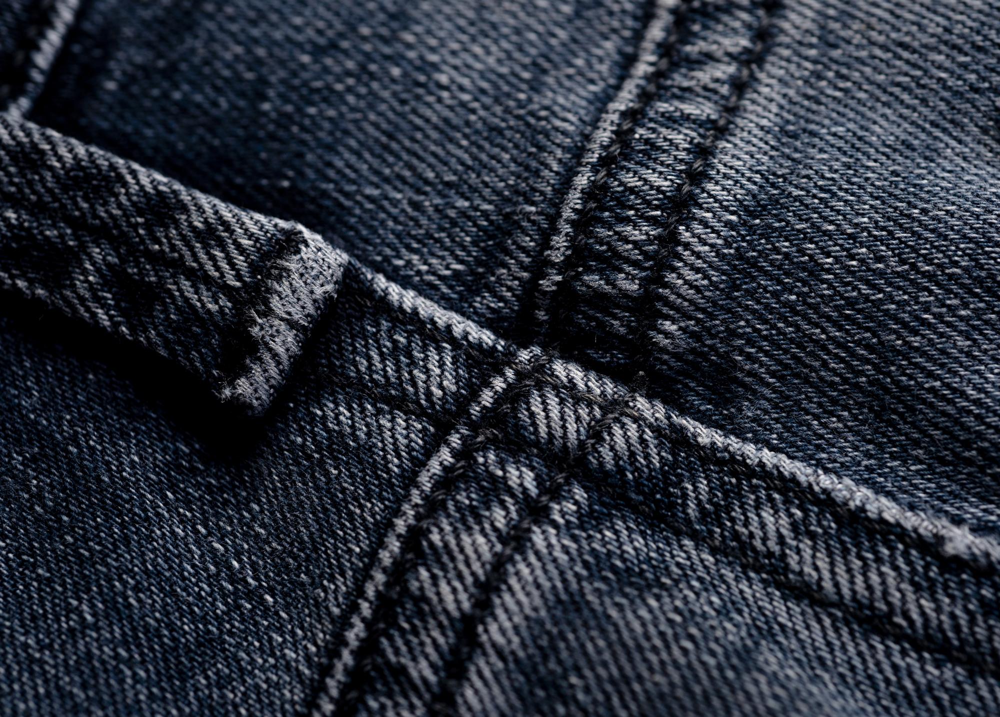 Close-up Stickdetail auf Denim