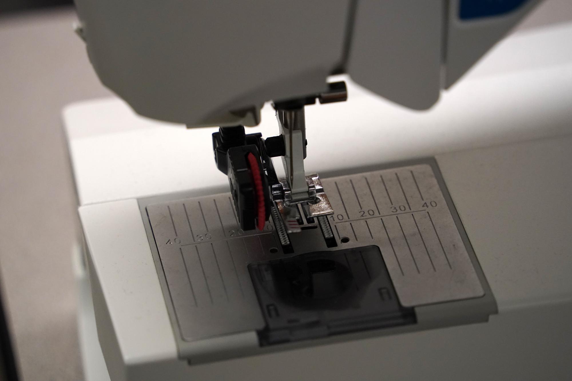 Nahe Ansicht moderner Stickmaschine mit digitaler Oberfläche